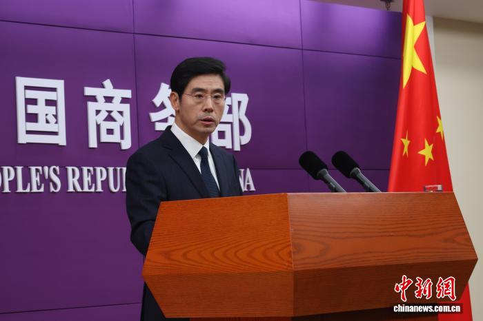 1月8日，中国商务部在北京举行例行新闻发布会。就美国科技巨头Meta收购人工智能平台Manus一事，中国商务部新闻发言人何亚东表示，中国政府一贯支持企业依法依规开展互利共赢的跨国经营与国际技术合作。 中新社记者 赵隽 摄