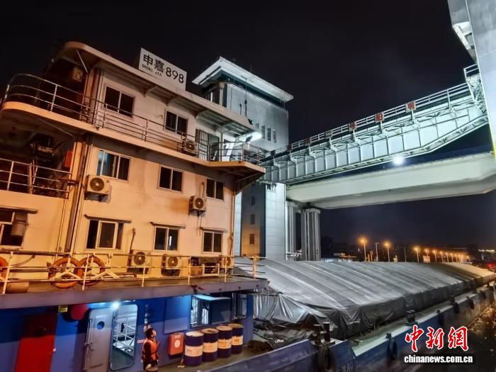葛洲坝二号船闸结束检修提前复航