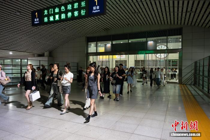 洛阳开行今年首趟“歌迷专列” 护航歌迷旅客周末便捷观演