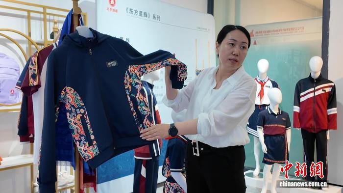 用AI设计“国风”校服  新疆洛浦县走出服装新路