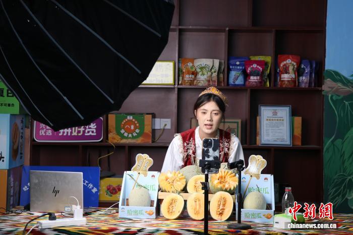 （走进中国乡村）新疆“葡萄村”种出亿元“甜蜜产业”