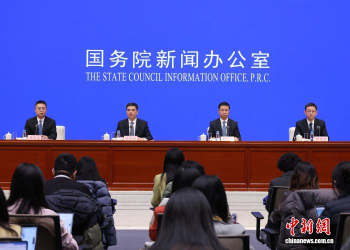 1月28日，中国国务院新闻办公室在北京举行新闻发布会，国务院国资委副主任庞骁刚、国务院国资委企业改革局局长林庆苗、国务院国资委科技创新局局长张剑龙介绍2025年国资央企高质量发展情况，并答记者问。 中新社记者 杨可佳 摄