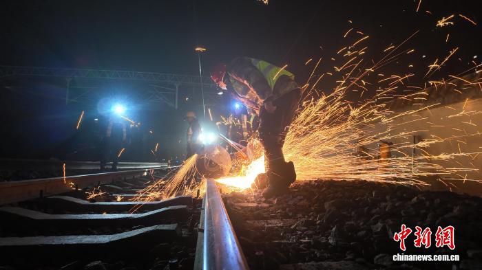 兰青铁路“东大门”海石湾站完成