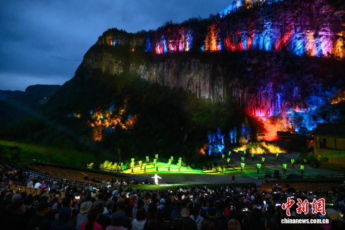 （经济观察）多场景激活喀斯特 重庆武隆石上“生金”