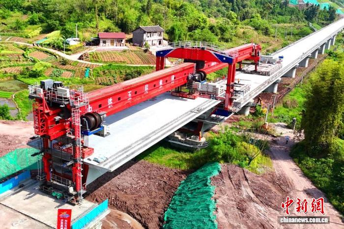 西渝高铁达州至广安段架梁工作完成