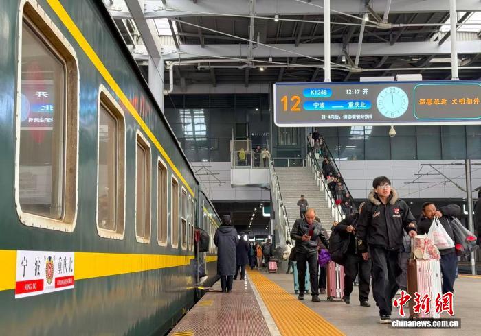 （新春走基层）长三角春运首趟临