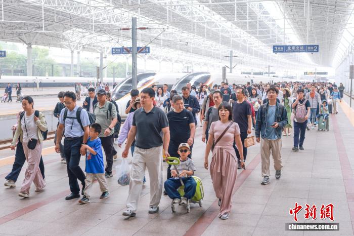 端午假期首日中国跨区域人员流动