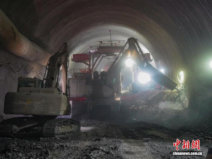 西渝高铁合川东隧道贯通