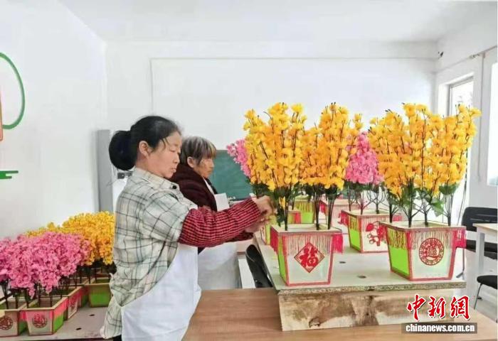 （新春走基层）山西高平：花灯赶制忙 指尖传年味儿