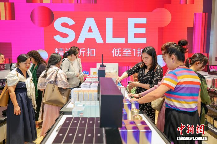 海南离岛免税实施15年累计购物金额2864亿元