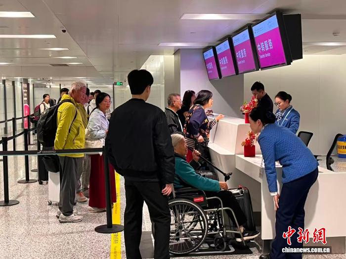 杭州机场国际中转航线增至31条 智慧服务赋能“入境游”