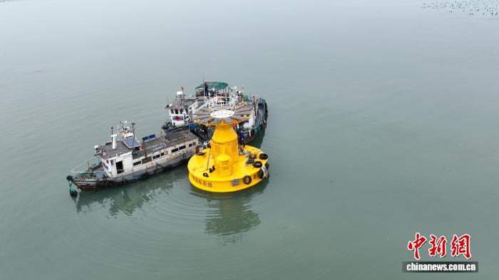 中国首套圆盘型单边锚智能自动观测浮标完成布放