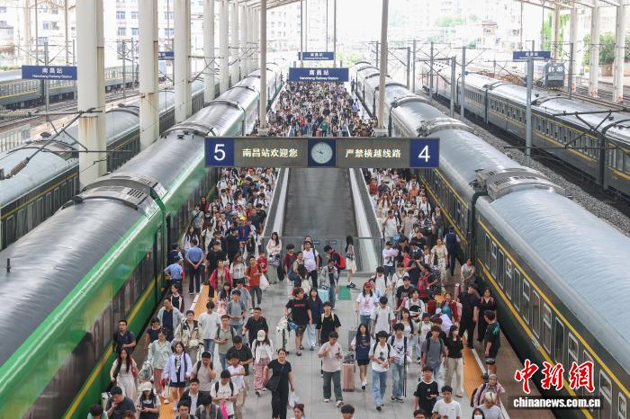 中国铁路端午假期运输收官 发送旅客超8000万人次