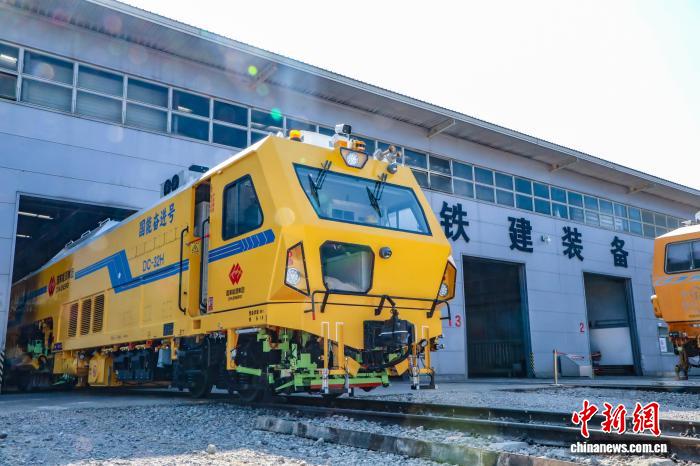 中国新型铁路隧道双动力智能捣固车下线 隧道内作业可实现尾气零