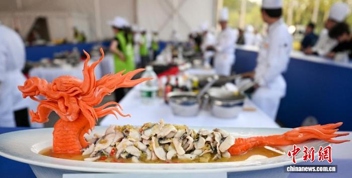 四川眉山：百余厨艺高手比拼 巧手烹制泡菜佳肴