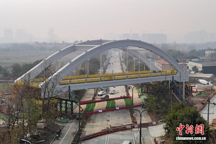 成渝中线高铁龙泉特大桥系杆拱施工完成