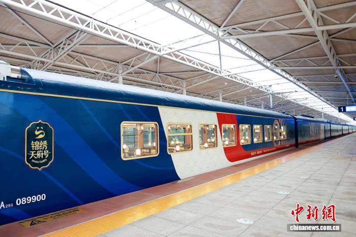 “锦绣天府号”熊猫专列开启首发试乘 预售购票乘客九成来自境外