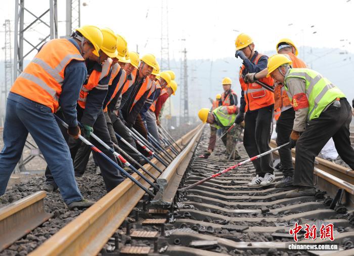 “中国重载第一路”大秦铁路春季集中修提前3天完成