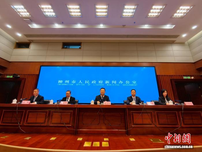 广西柳州举行迎春促消费活动 “汽车”与“螺蛳粉”唱主角