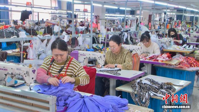 辽宁兴城：泳装生产“满弓”订单“满仓”