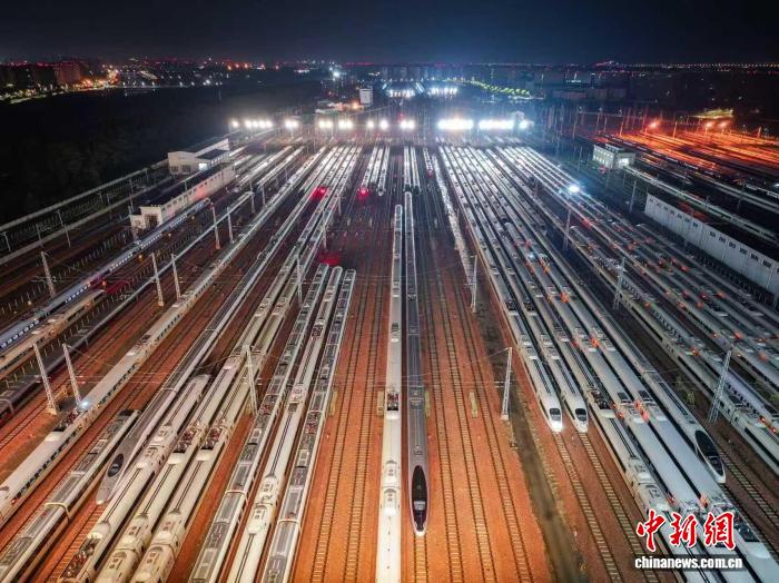 国铁郑州局实行新的列车运行图 