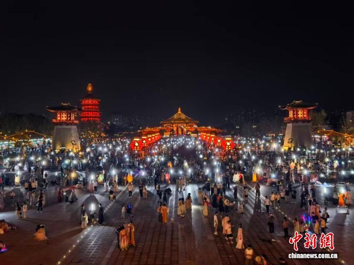 2025年，游客在河南花了1万多亿元