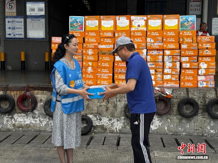 西藏航空免费承运“爱心盒子”返