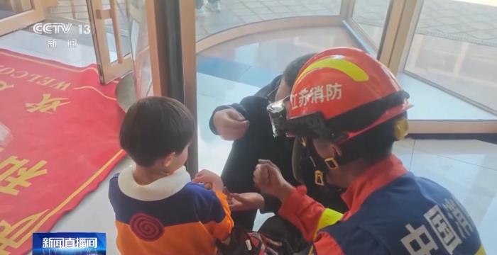 警惕！旋转门暗藏“夹缝陷阱” 家长必知安全细节→