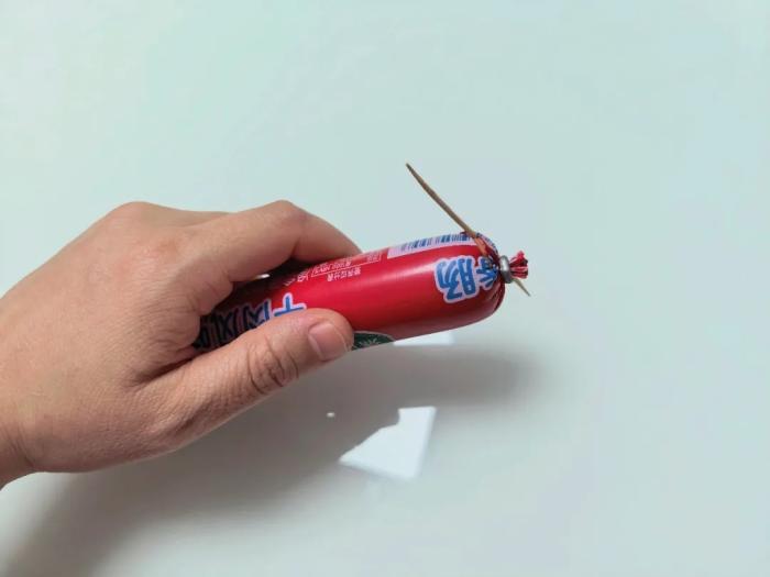 终于学会了火腿肠的正确打开方式！别再用牙咬了