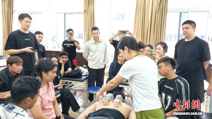 外国学员福建漳州研习中医 体验AI智能问诊