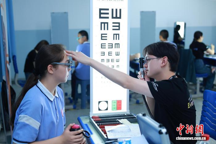 “同一视界”公益项目走进伊宁 为新疆学生提供视力筛查等服务