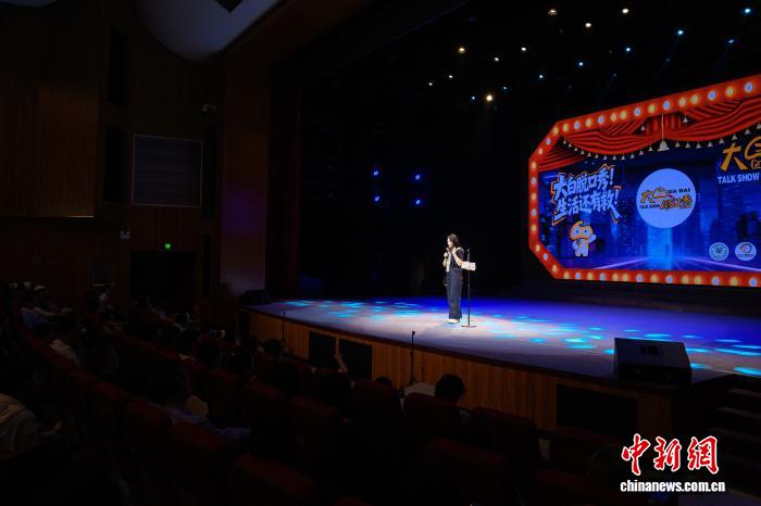 第二届《大白脱口秀》昆明启幕 医务工作者化身科普“段子手”