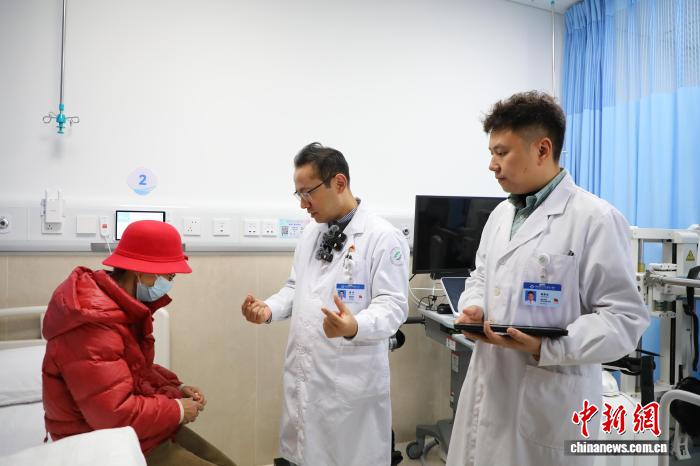 从坐轮椅到行走自如 脑机接口技