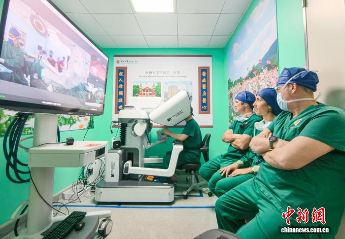 法国医生广州取经：中国机器人手术技术超预期