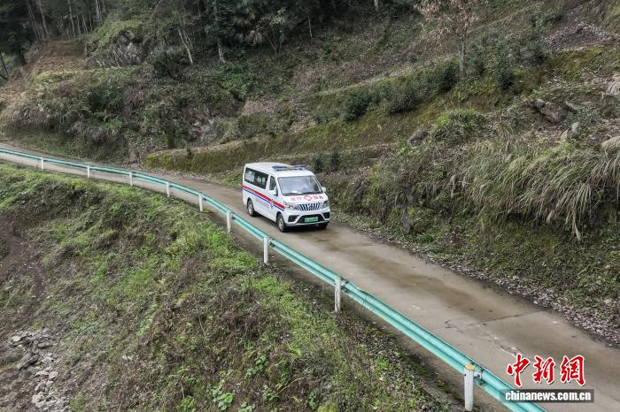 贵州凤冈：“流动医院”穿行山间 解山区老人看病之难