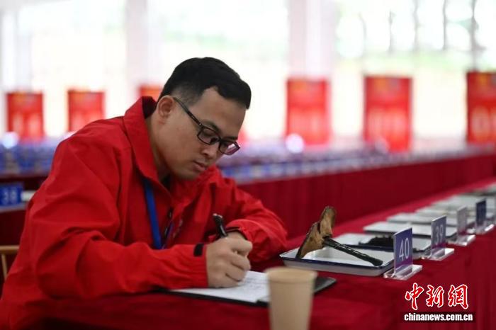 “90后”中药师扎根一线练硬功 获全国五一劳动奖章