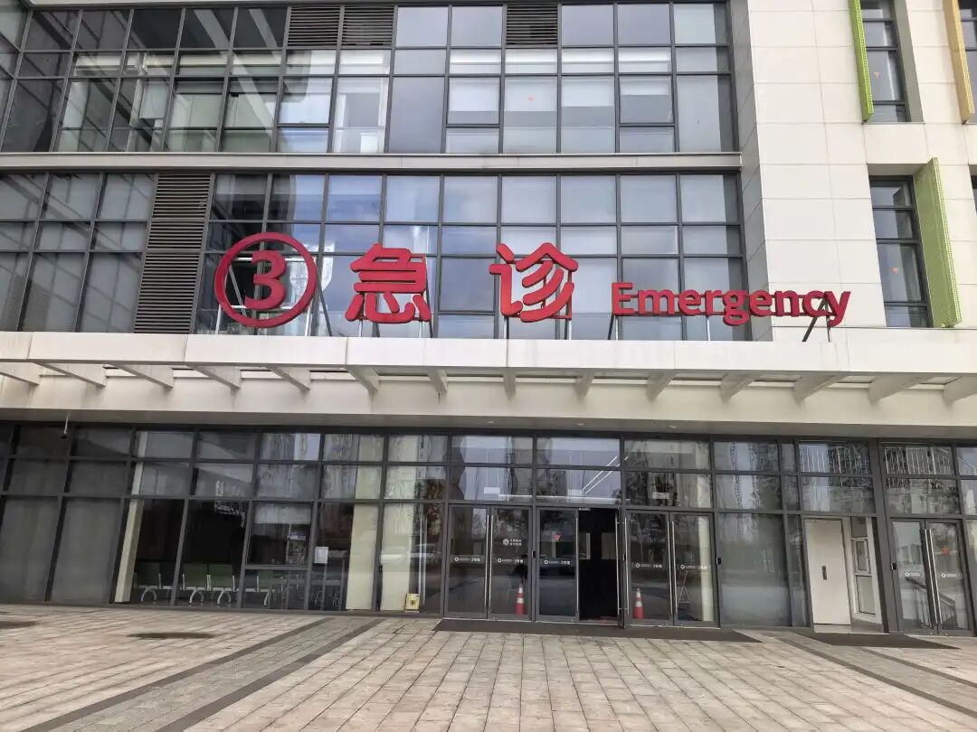 怕女儿洗澡挨冻 父亲在房间点了一盆炭差点让她没命