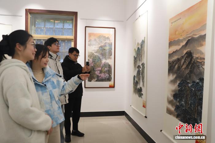 “华灿·两岸迎新春艺术作品展”在福州开幕