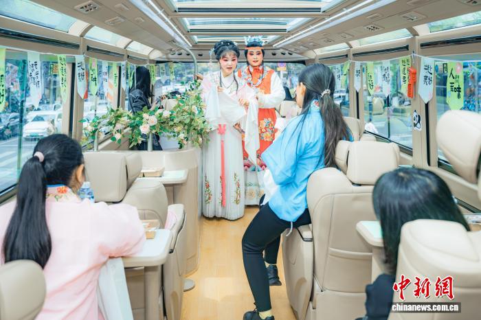 成都：越剧走进公交车内 解锁“公交+传统文化”研学新场景