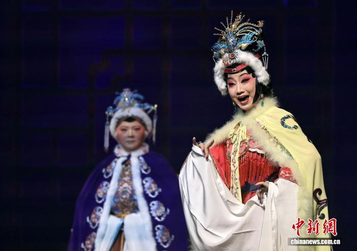 《红楼之凤》：九旬剧作家徐棻的