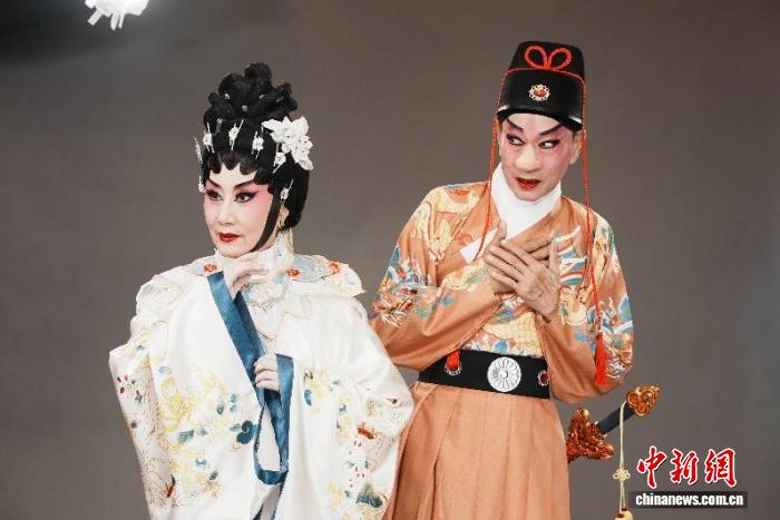 罗家英、汪明荃北京演绎《大鼻子