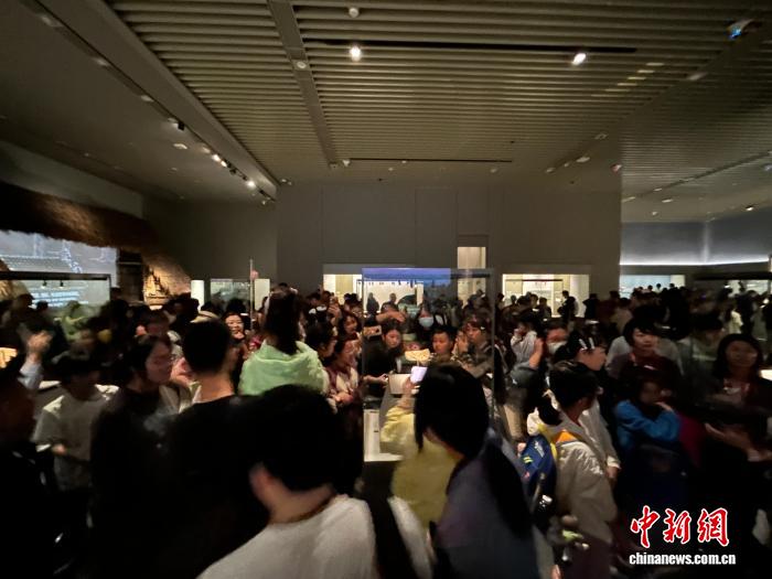 博物馆“镇馆之宝”排队热 文博游何以持续火热？