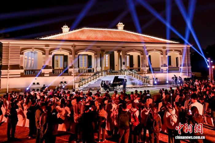 廖昌永“回”鼓浪屿放声歌唱 百年建筑间余音绕梁