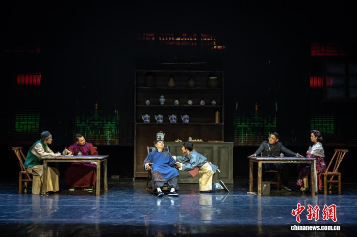 作家东西进军戏剧编剧领域 话剧《秘方》亮相广西南宁剧场