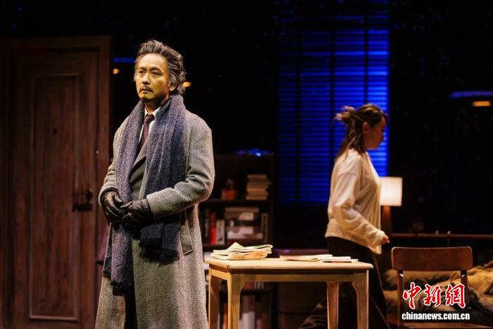 从“孤岛”到“爱你老己”  粤语话剧《Skylight天色》