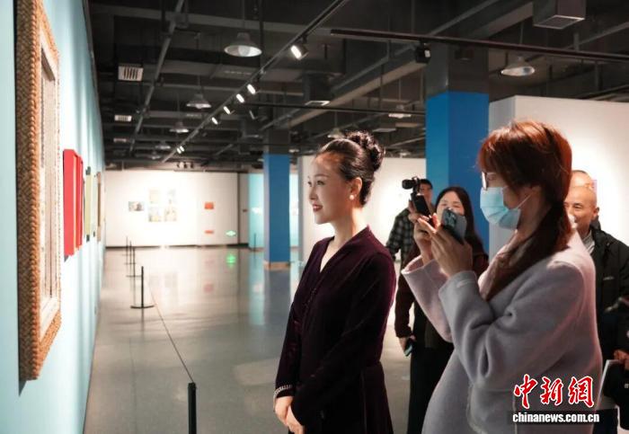 横跨22年的艺术对话 系列肖像画织就“时间的针脚”