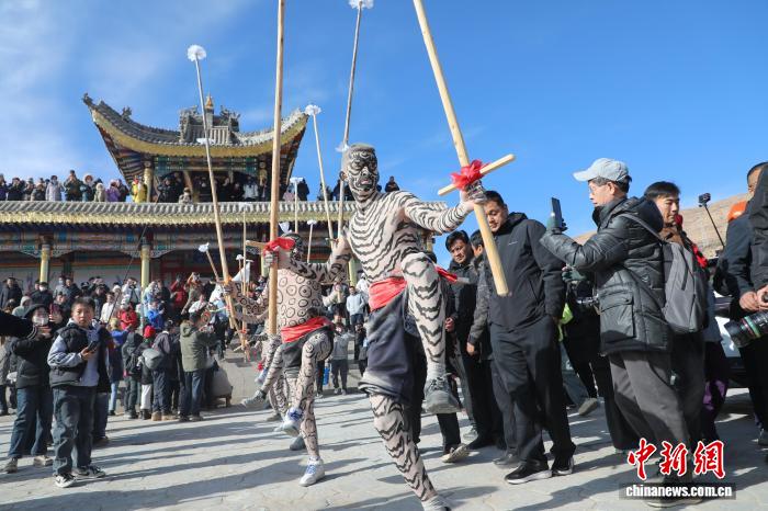 青海古村“於菟”跃古堡 祈福新年平安