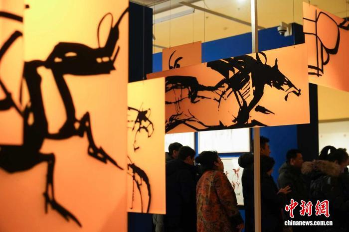 “不宗凡马——韩美林马年艺术展”开幕 近300件作品系统呈现“韩式生肖美学”