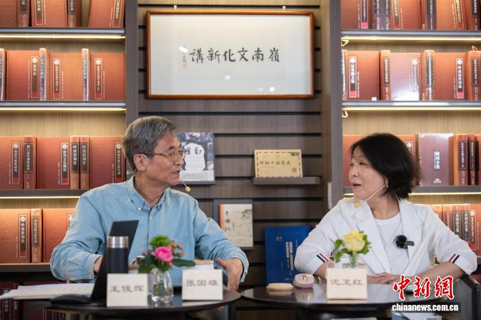 两位华侨文化学者剖析铁路华工、