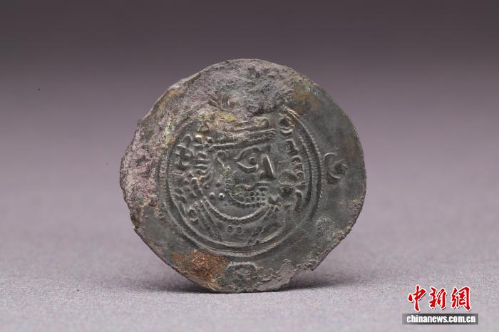 西安一唐墓出土多枚萨珊银币